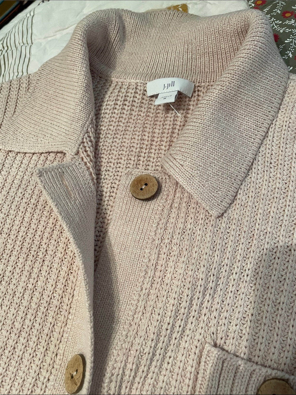 J.Jill beautiful powder cream ribbed cardigan w/contrast buttons & pocket detail